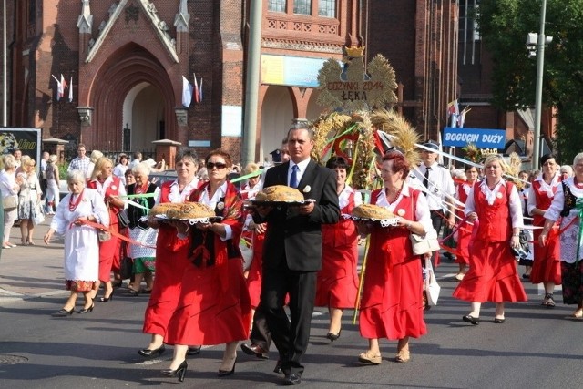 Dożynki diecezji sosnowieckiej to zawsze wielkie wydarzenie dla lokalnej społeczności, tak jak np. w przypadku tych w Dąbrowie Górniczej oraz PodzamczuZobacz kolejne zdjęcia/plansze. Przesuwaj zdjęcia w prawo - naciśnij strzałkę lub przycisk NASTĘPNE