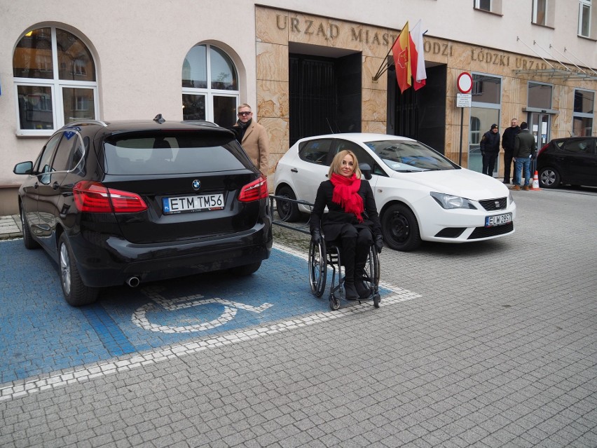 W Łodzi wystartowała kampania społeczna "Proszę, nie zajmuj wyznaczonych (niebieskich) miejsc parkingowych"