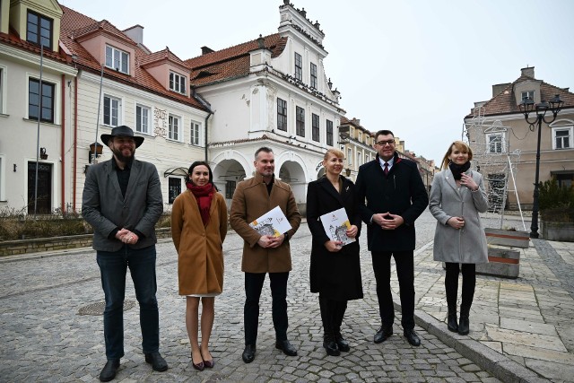 Zielonym światłem do rozpoczęcia robót jest umową, jaką w piątek 1 marca z wykonawca podpisał burmistrz Sandomierza Marcin Marzec drugi z prawej.