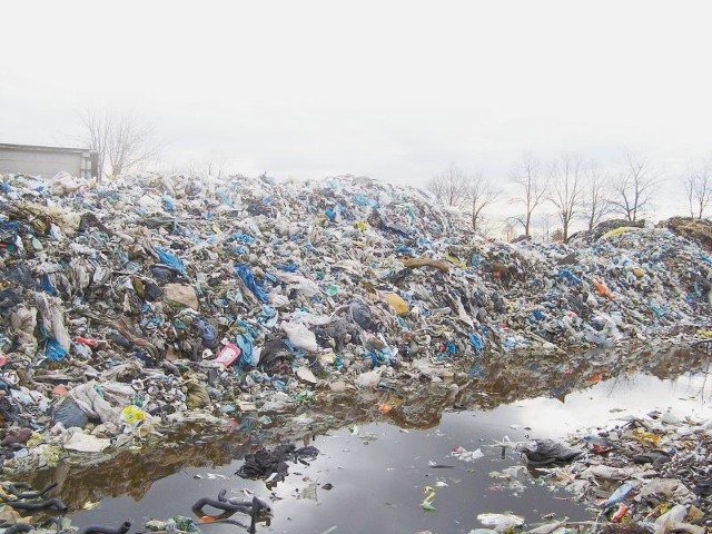 Nieopodal wysypiska są studnie głębinowe. Istnieje zagrożenie, że zanieczyszczenia przedostaną się do ujęcia wody.