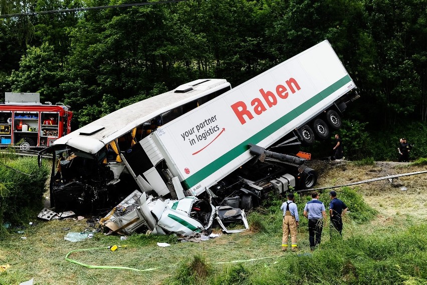 08.06.2018 Tenczyn, wypadek autobusu i ciężarówki na...