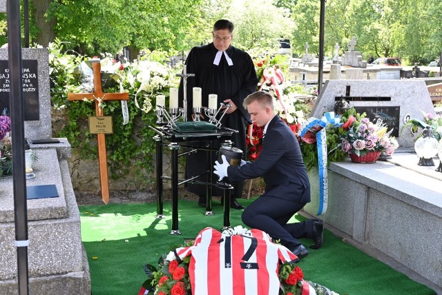 Ostatnie pożegnanie Jerzego Pilcha na cmentarzu w Kielcach. Do grobu trafiła koszulka jego ukochanego klubu Cracovii Kraków.