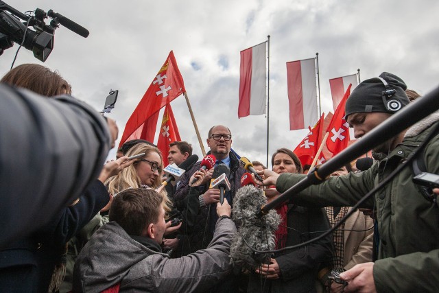 Na dzisiejszej konferencji przed Muzeum II Wojny Światowej prezydent Paweł Adamowicz i posłanka Agnieszka Pomaska domagali się przywrócenia flag Gdańska i UE na maszty.