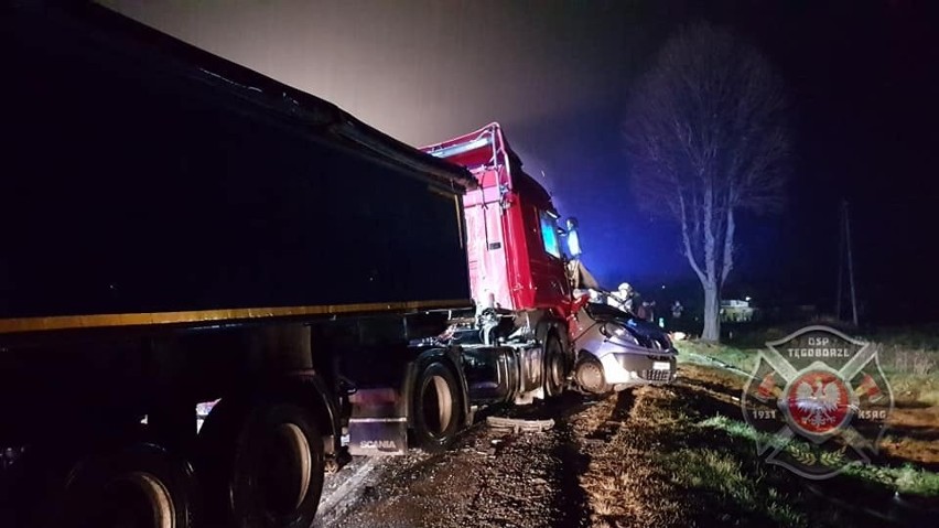 Łososina Dolna. Trzy osoby nie żyją w zderzeniu samochodu ciężarowego z samochodem dostawczym [ZDJĘCIA]