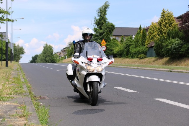 Działania „Bezpieczny Motocykl” to przedsięwzięcie realizowane na terenie całego województwa łódzkiego. Jego celem jest poprawa bezpieczeństwa motocyklistów na drogach, poprzez reagowanie na popełniane przez nich wykroczenia i uświadamianie o zasadach bezpieczeństwa na drodze. Akcja prowadzona była przez policjantów 20 sierpnia.