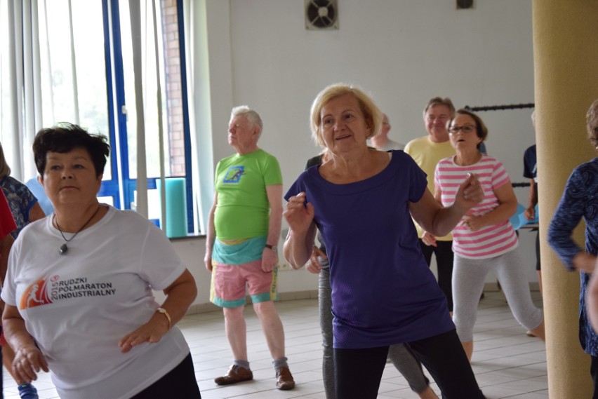 Gimnastyka dla seniorów w Parku Śląskim. Róża Domeradzka wie, jak zachęcić seniorów do ruchu