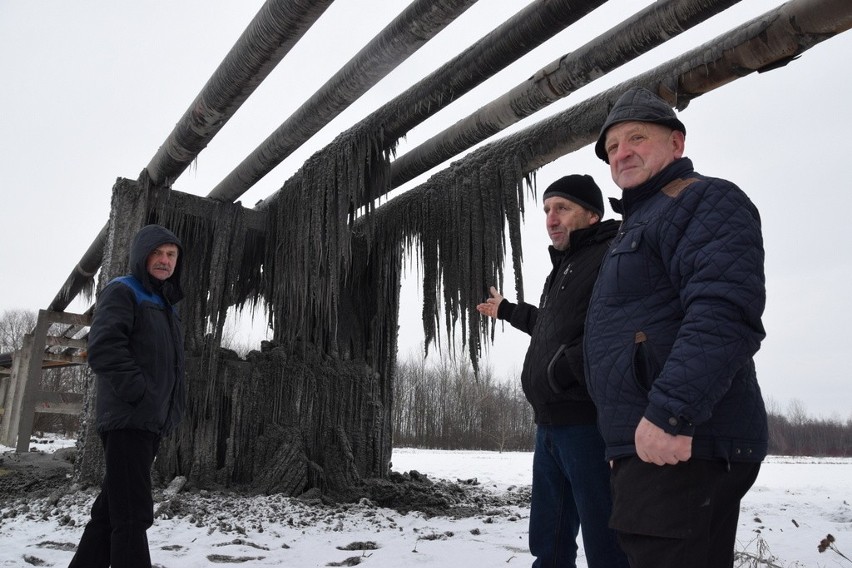 W czasie mrozu wyciekająca z rur woda zmieszana z popiołem i...