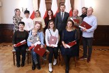 Łódź. Wręczenie aktów nadania obywatelstwa polskiego w Łódzkim. 11 osób otrzymało polskie obywatelstwo