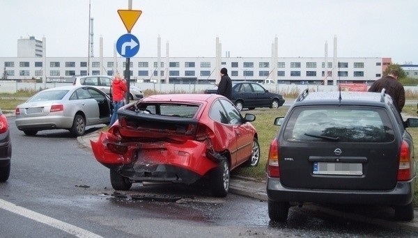 Na skrzyżowaniu ulic Dąbrowskiego i Tomaszowskiej zderzyły się mazda, audi i opel.