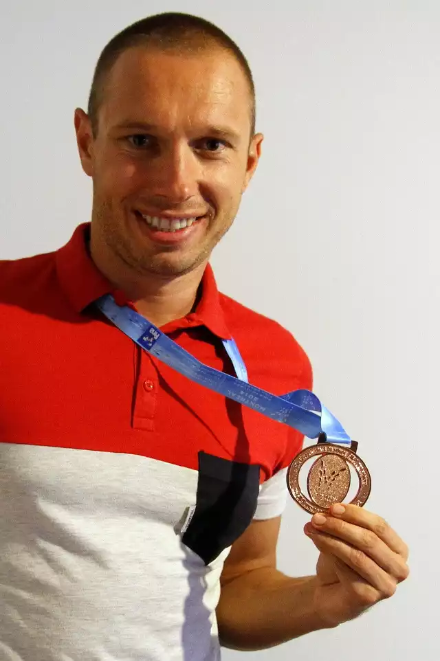 Tomasz Duszyński (MTP Lublinianka) prezentuje brązowy medal zdobyty podczas niedawnych mistrzostw świata masters w pływaniu, które odbyły się w Montrealu