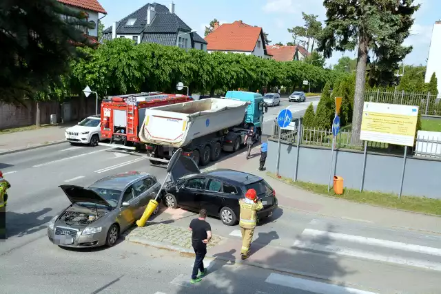 Zderzenie dwóch samochodów osobowych i ciężarowego na skrzyżowaniu ulic Kościuszki i Baczyńskiego w Sępólnie