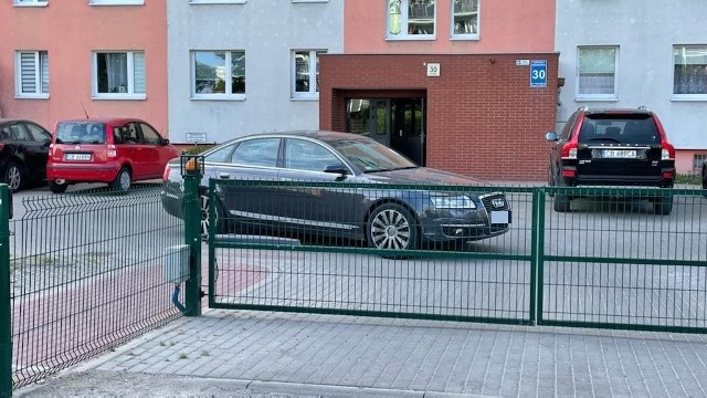 Mieszkańcy bloków na osiedlu przy ulicy Konopnej od kilku dni snuli przypuszczenia, do kogo może należeć porzucone Audi