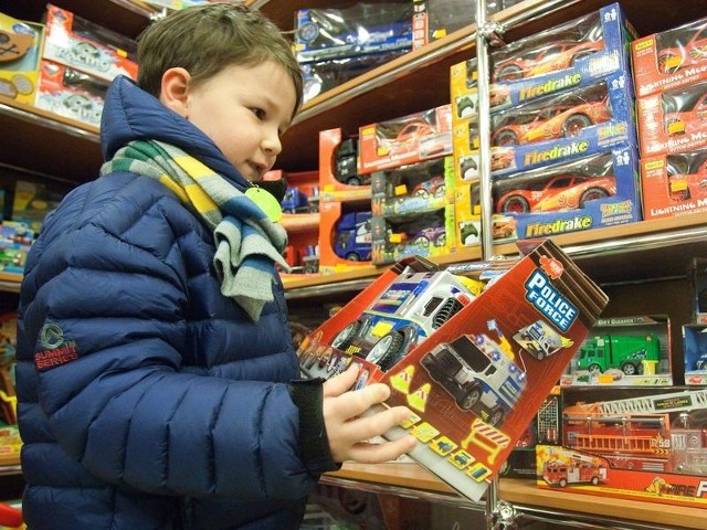 W sklepie zabawkowym Piotruś najlepiej sprzedają się klocki Lego, zabawki Fisher Price i lalki.