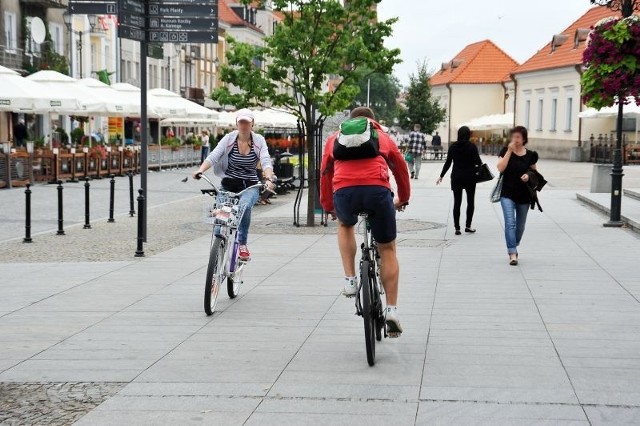 Zakaz dla rowerów na białostockim Rynku niby jest, a na co dzień wygląda to właśnie tak. - To demoralizujące - mówią samo rowerzyści. I postulują, by wzorem innych miast, Białystok zniósł nieprzestrzegany zakaz.