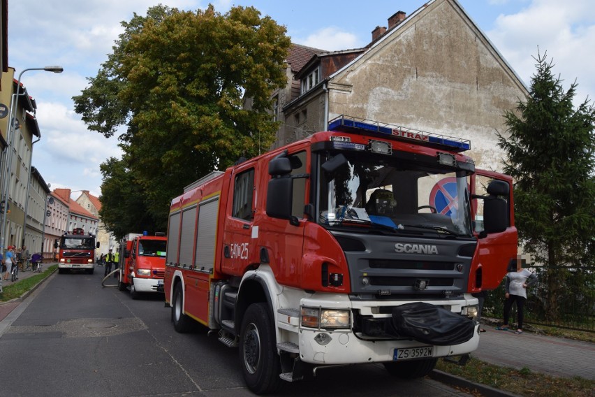 Pożar na ulicy Zielonej w Szczecinku. Ciężko poparzony mężczyzna [zdjęcia]