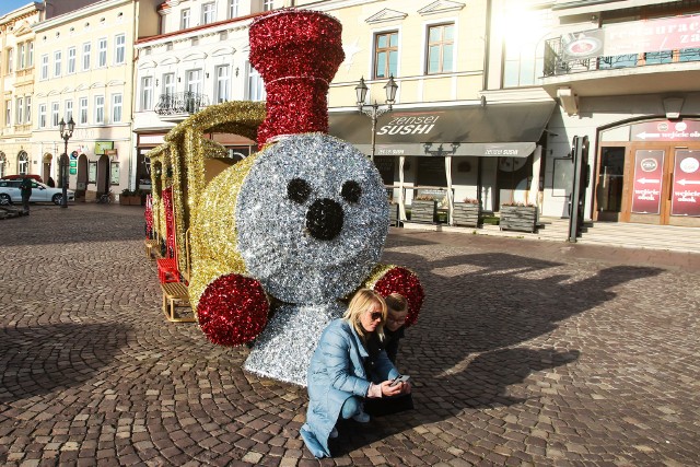 Ponad milion złotych wyda w tym roku Rzeszów na świąteczne oświetlenie. Na Rynku pojawi się m.in. 16-metrowa choinka i świecąca lokomotywa z wagonikami. Montaż ozdób się właśnie rozpoczął.