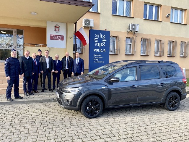 Nowy samochód marki Dacia Jogger trafił do Komendy Powiatowej Policji w Zambrowie