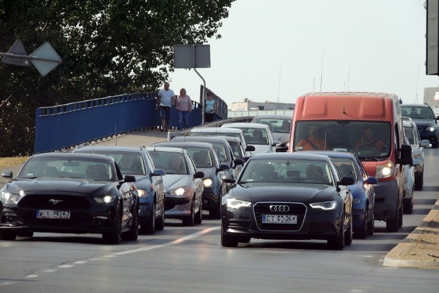 W Toruniu według stanu na 31 grudnia ub r. podanego przez Wydział Ewidencji i Rejestracji zarejestrowanych jest ponad 108 tys. pojazdów osobowych oraz ponad 17 tys. samochodów ciężarowych. Które marki są najpopularniejsze? Pierwsza trójka z pewnością Was zaskoczy!SZCZEGÓŁY PONIŻEJ ORAZ NA KOLEJNYCH STRONACH >>>>>>Opracował: Tomasz WersockiJaki jest wiek toruńskich aut?Najwięcej pojazdów osobowych zarejestrowanych w Toruniu ma od 16 do 20 lat (18 113 tys.), na drugim miejscu uplasowały się auta, których zdecydowanie powinno nie być – mające 31 lat i więcej użytkowania (17 560 tys.). Podium zamykają auta między 12, a 15 lat (16 867 tys.). Zdecydowanie najmniejszą grupę stanowią osobówki, które poruszają się po toruńskich drogach od trzech lat – to zaledwie 1 024 auta. Obejrzyj także: Ile jest fikcji w filmach akcji? - Mogą to być sytuacje, że ktoś nie ma danego pojazdu faktycznie, sprzedał go lub zezłomował, ale nie zgłosił tego faktu do Wydziału Ewidencji i Rejestracji. Zdarzają się też takie sytuacje, że ludzie trzymają stare pojazdy, które do niczego się nie nadają. Taki problem jest z autem znajdującym się na ul. św. Ducha w Toruniu - mówi Krzysztof Kisielewski, dyrektor Wydziału Ewidencji i Rejestracji w Toruniu. - Takie dane podaje nam Centralna Ewidencja Pojazdów i Kierowców. Jesteśmy od niego uzależnieni. Co roku otrzymujemy z ministerstwa odpowiednie sprawozdanie.Czytaj też:Poszukiwani przez kujawsko-pomorską policjęDentysta gwałciciel z ToruniaZabójstwo w Golubiu-DobrzyniuJakimi markami jeżdżą torunianie?Samochodów ciężarowych w Toruniu, których część z nich nadal jest użytkowana ma 31 lat lub więcej (4 216 tys.), kolejne miejsce zajmują auta mające między 16, a 20 lat (2 335 tys.), a ostatnią pozycję w Toruniu zamykają ciężarówki ze stażem 12-15 lat (1 964 tys.)Prezentujemy wykaz poszczególnych marek aut, które obecnie można spotkać w Toruniu. Jakie marki można najczęściej spotkać na toruńskich ulicach? Przekonajcie się o tym sami. Szczegóły w galerii na kolejnych stronach------->