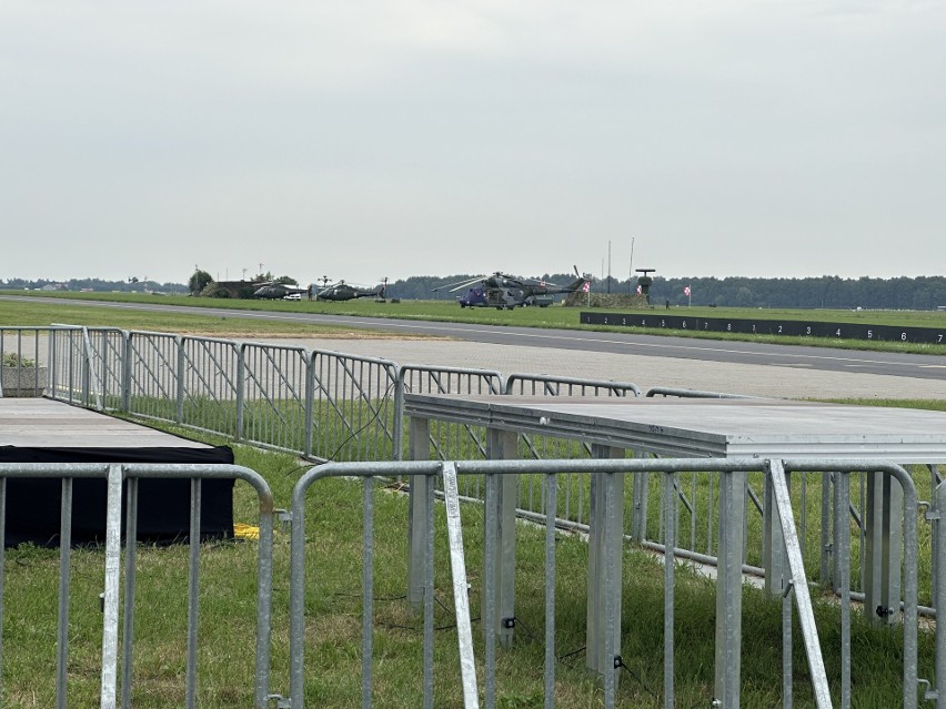 Air Show 2023. Tysiące ludzi pracuje na lotnisku w Radomiu przy przygotowaniu pokazów. Mnóstwo ekip jest już na miejscu