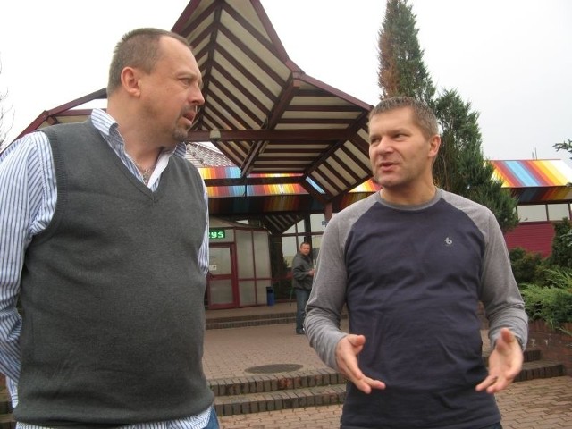 Czesław Radziwon (z prawej) i Piotr Gołdyn, którzy pracują w wynajętych pomieszczeniach na terminalu, nie ukrywali, że kłótnie wokół niego powodowały ogromny niepokój o przyszłość.