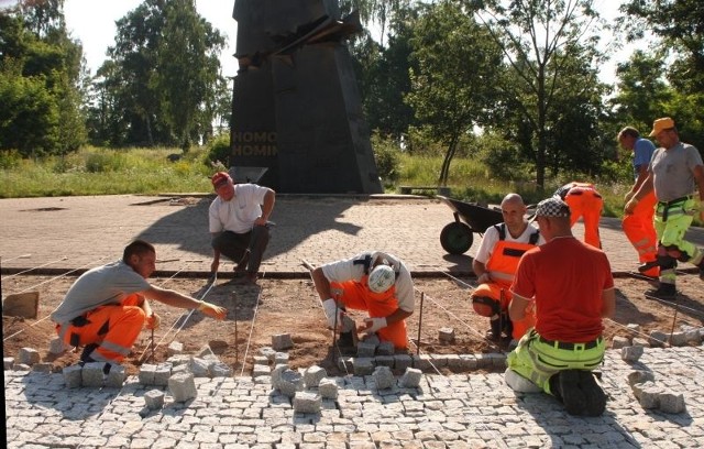 Wokół pomnika Homo Homini przy ulicy Ściegiennego w Kielcach wymieniono dobrą kostkę brukową na ... kostkę granitową.