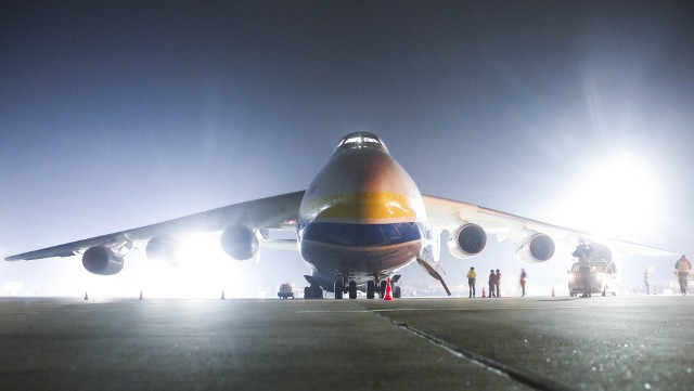 Kolos Antonow An-225 "Mrija" przyleciał na podrzeszowskie lotnisko w Jasionce po godz. 23 w sobotę. Było to historyczne, pierwsze lądowanie największego transportowego samolotu świata w naszym porcie. Ale nie ostatnie. Będzie jeszcze kilka takich lotów. "Marzenie" przyleciało do nas z odlewami aluminium dla jednej z firm.