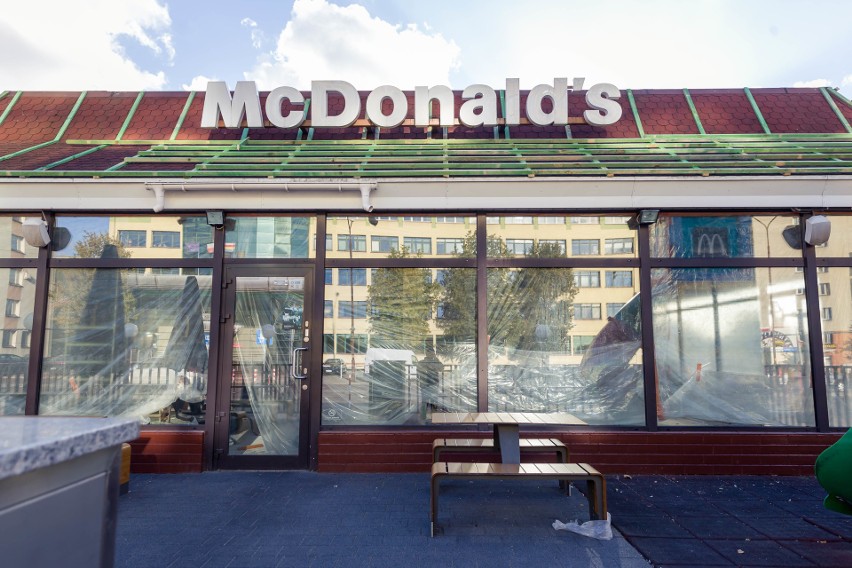 Właśnie z budynku McDonalds został zdjęty dach