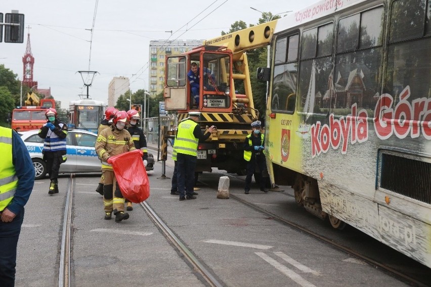 Kobieta wpadła pod tramwaj na Grabiszyńskiej [ZDJĘCIA]