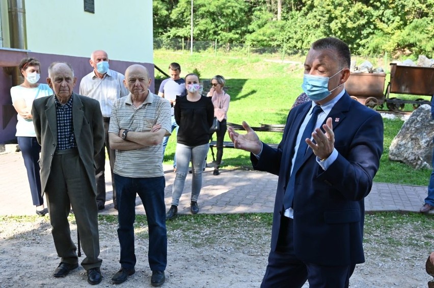 Mieszkańcy Miedzianki w gminie Chęciny protestują. "Naszą ziemię po cichu zabiera kopalnia" [WIDEO]