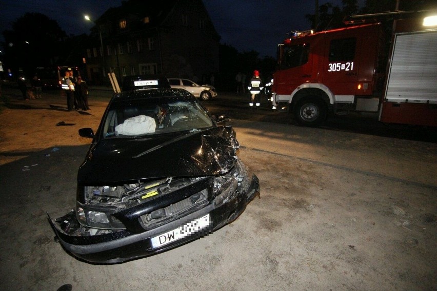 Wrocław: Wypadek na ul. Kowalskiej. Dwa auta zderzyły się czołowo (ZDJĘCIA)