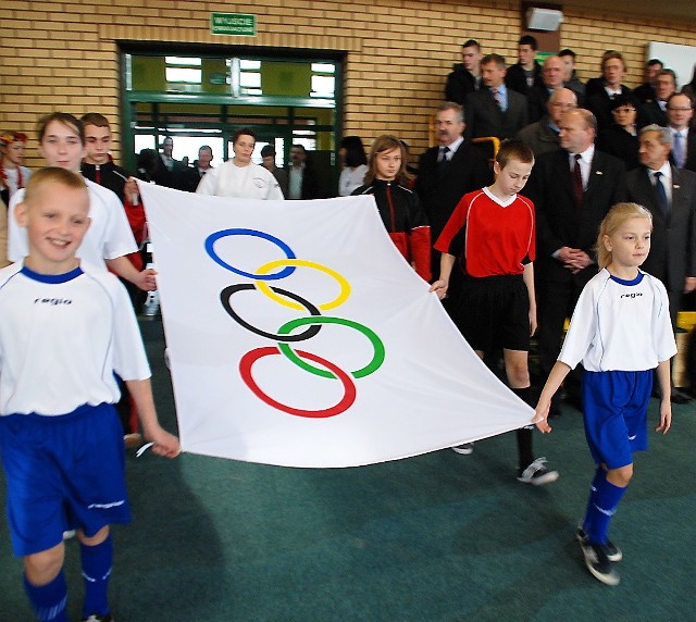 Uczniowie z olimpijską flagą