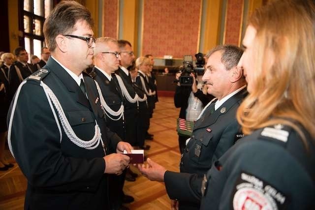 Dyrektor Wojciech Baranowski odbiera odznaczenie od zastępcy szefa służby celnej w ministerstwie finansów Jerzego Chrobaka