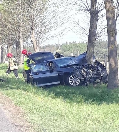 Poważny wypadek koło Sławna. Samochód uderzył w drzewo [zdjęcia]