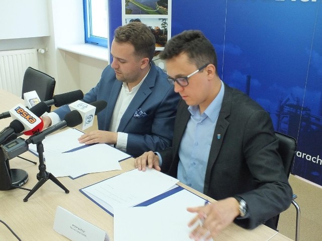 Marek Materek, prezydent Starachowic i Piotr Babicki, starosta starachowicki, podpisują umowę użyczenia terenu wokół zalewu Lubianka