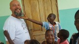 Poznańscy protetycy słuchu pojechali do Kamerunu, by leczyć najmłodszych