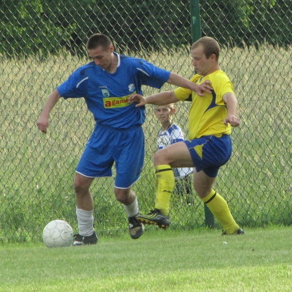 W czwartkowym meczu obydwie drużyny ambitnie walczyły o zwycięstwo, ale skuteczniejsi okazali się zawodnicy WKS Mystkówiec.