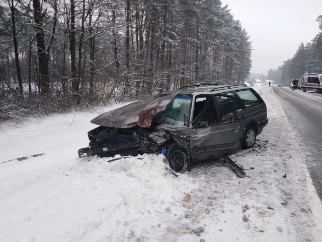 Groźny wypadek na trasie Suwałki – Augustów. Trzy osoby zostały ranne po zderzeniu osobówek: bmw i volkswagena.