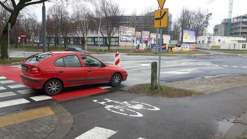 Słupek ostrzegawczy sposobem na dziurę w jezdni u zbiegu Wojciechowskiej i Morwowej w Lublinie? 