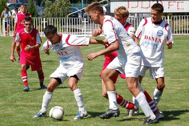 Piłkarze Strumyka (białe stroje) po rundzie jesiennej IV ligi zajmują 10. miejsce w tabeli.