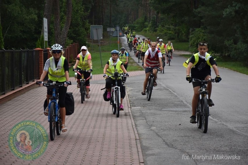 Uczestnicy VII Pielgrzymki Rowerowej Diecezji Kieleckiej w drodze do Mnichowa [ZDJĘCIA]