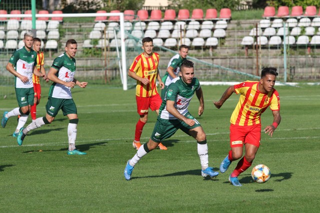 W trzecioligowym meczu rezerwy Korony Kielce, w których grało kilku zawodników z ekstraklasowego zespołu, wygrały z Chełmianką Chełm 2:0. Losy spotkania rozstrzygnęły się za sprawą zmienników.  Korona II Kielce - Chełmianka Chełm 2:0 (0:0)Bramki:  1:0 Mateusz Sowiński 68, 2:0 Dawid  Lisowski  84.  Korona II:  Osobiński 7 - Szymusik 6, Bujak 5, Prętnik 5, Dziwniel  5 - Jopkiewicz 8, Zalazar 4 - Lioi 4 (60. Sowiński 6), Petrović 5 (70. Szałas 2), Żyro 4 (46. D. Lisowski 6) - Piróg 5 (80. Dziubek nie klas.). Chełmianka:  Osuch - Uliczny, Wolski, Czułowski, Kocoł - Kwiatkowski, Myszka, Kraśniewski, Niewęglowski - Dobrzyński, Hladkij.Widzów:  400. Zespół Korony II w tym spotkaniu poprowadził Maciej Śmiech, dotychczasowy asystent, ponieważ Sławomir Grzesik tymczasowo objął pierwszy zespół Korony. Pierwsza połowa była słaba w wykonaniu gospodarzy, mimo że grali też zawodnicy z ekstraklasowej drużyny - Szymusik, Dziwniel, Zalazar, Lioi i Żyro. To Chełmianka grała lepiej, szybciej, stwarzała groźniejsze okazje, ale w bramce kieleckiej drużyny dobrze spisywał się Jakub Osobiński. Dużym zagrożeniem były stałe fragmenty gry Chełmianki, a zwłaszcza rzuty rożne.Po przerwie rezerwy Korony prezentowały się dużo lepiej i Chełmianka w tej części gry nie zagroziła bramce gospodarzy. Dużo ożywienia wnieśli zmiennicy. Bardzo dobre zmiany dali Mateusz Sowiński i Dawid Lisowski i to właśnie oni rozstrzygnęli losy tego pojedynku. W 68 minucie Sowiński popisał się indywidualna akcja i strzałem z lewej strony pola karnego wyprowadził Koronę na prowadzenie. Chełmianka nie miała pomysłu na zagrożenie bramce strzeżonej przez Osobińskiego i ograniczyła się do ostrej  gry, czego konsekwencją była czerwona kartka (za drugą żółtą) dla Norberta Myszki. W 84 minucie wygraną Koroną przypieczętował drugi zmiennik Dawid Lisowski, który pewnym strzałem zaskoczył Osucha. Po słabej pierwszej połowie i dobrych drugich 45 minutach rezerwy Korony Kielce wzbogaciły się o kolejne trzy punkty.   (dor)