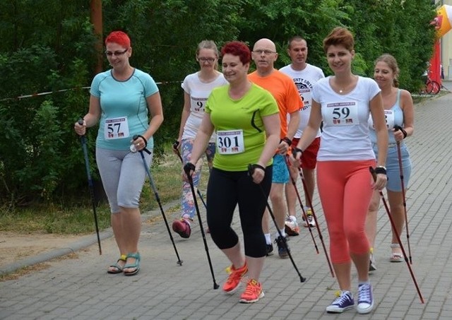 W zmaganiach nordic walking w Janikowie większość startujących to kobiety.