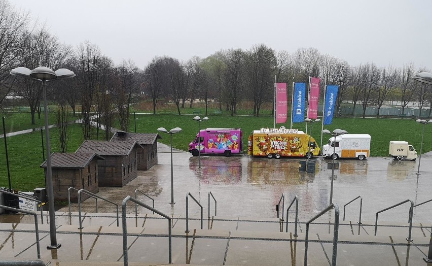 Kraków. Rozpoczęły się prace przy budowie Arena Garden. Pojawiły się kolejne food trucki [ZDJĘCIA]