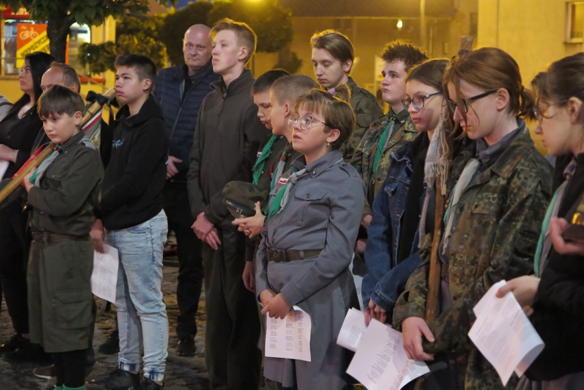 Napisy z nazwiskiem Witolda Pileckiego i symbolem Polski...