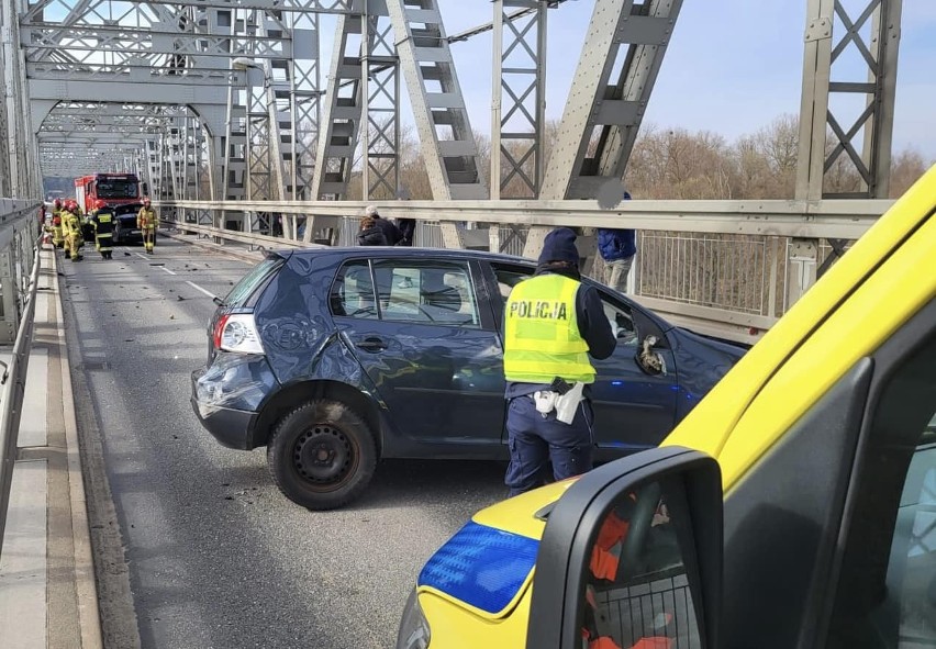 Na starym moście w Puławach zderzyły się trzy samochody