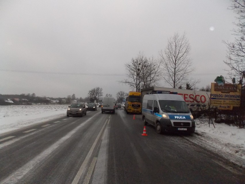 Tir zderzył się z nissanem na Strykowskiej. Ranna kobieta w ciąży [ZDJĘCIA]