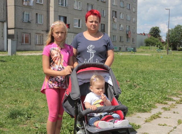 - Dzieci nie mają placu zabaw, choć władze miasta obiecywały, że taki powstanie na osiedlu &#8211; mówi Małgorzata Mortka, mieszkanka ulicy Mieszka I z córeczkami Leną i Andżeliką.