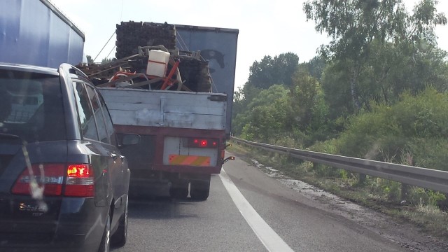 Na drogach woj śląskiego obowiązuje zakaz ruchu ciężarówek. Niestety ciężarówki ze Śląska do Małopolski nadal jadą.