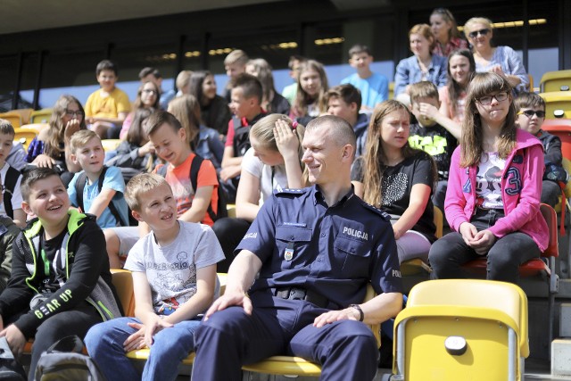 Wycieczka po stadionie miejskim w Białymstoku. Policja uczyła dzieci jak bezpiecznie kibicować