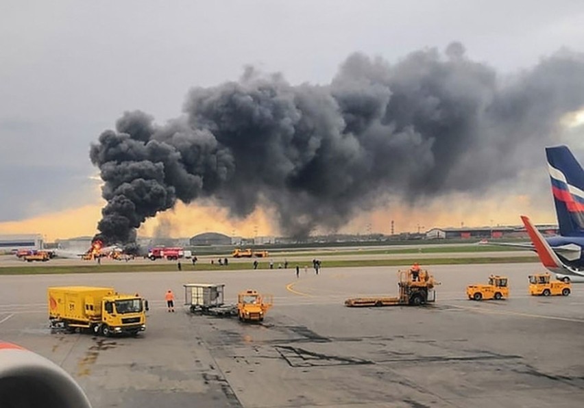 Moskwa: Awaryjne lądowanie samolotu na lotnisku...